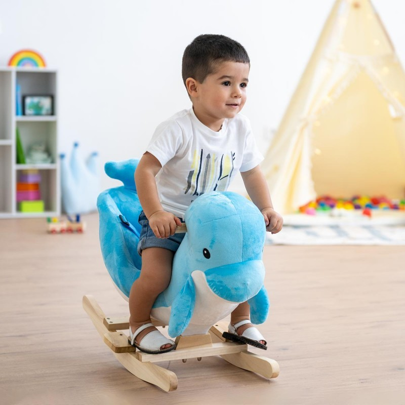 Criança em baloiço infantil de golfinho azul com base de madeira