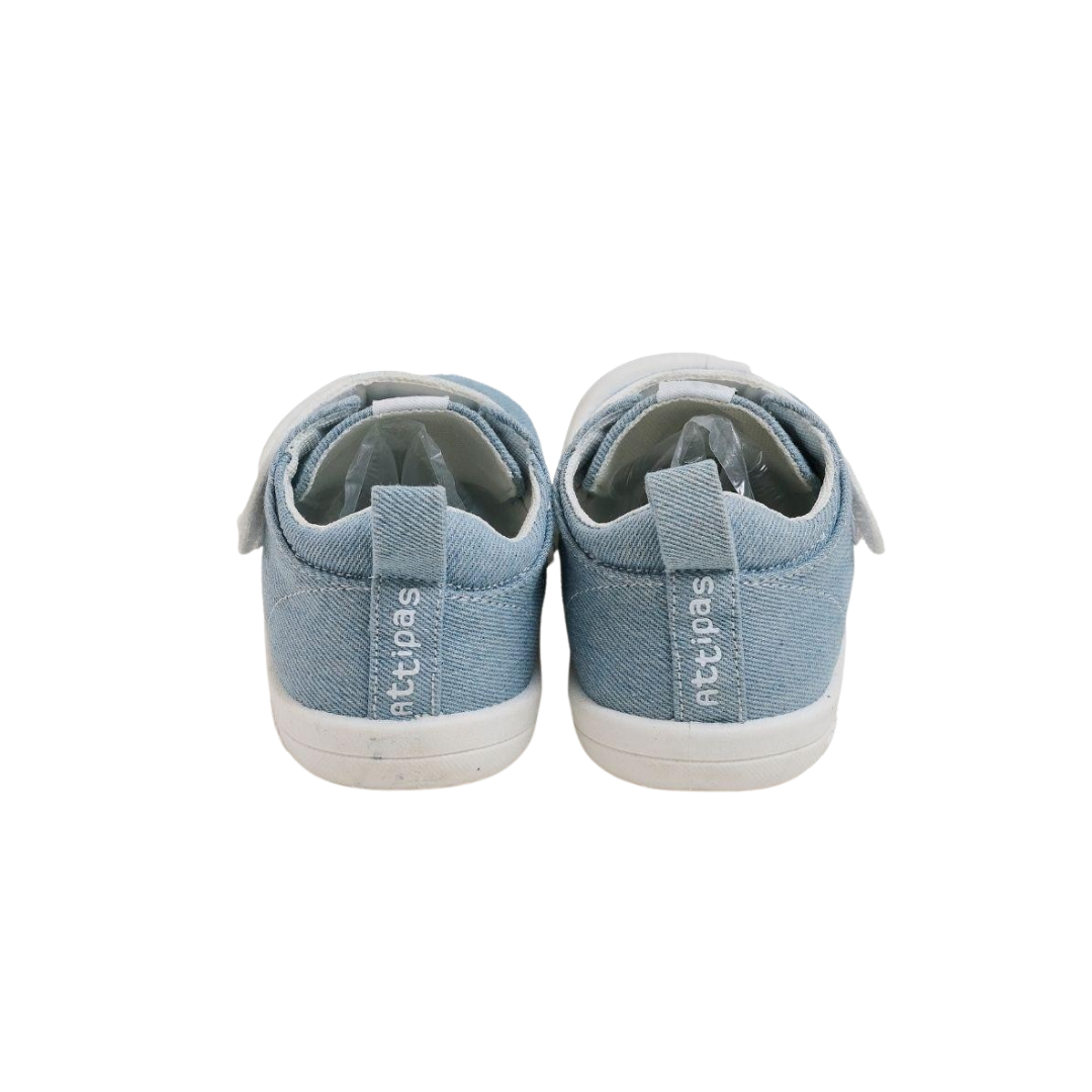 Sapatilhas infantis azuis de lona com sola branca e velcro