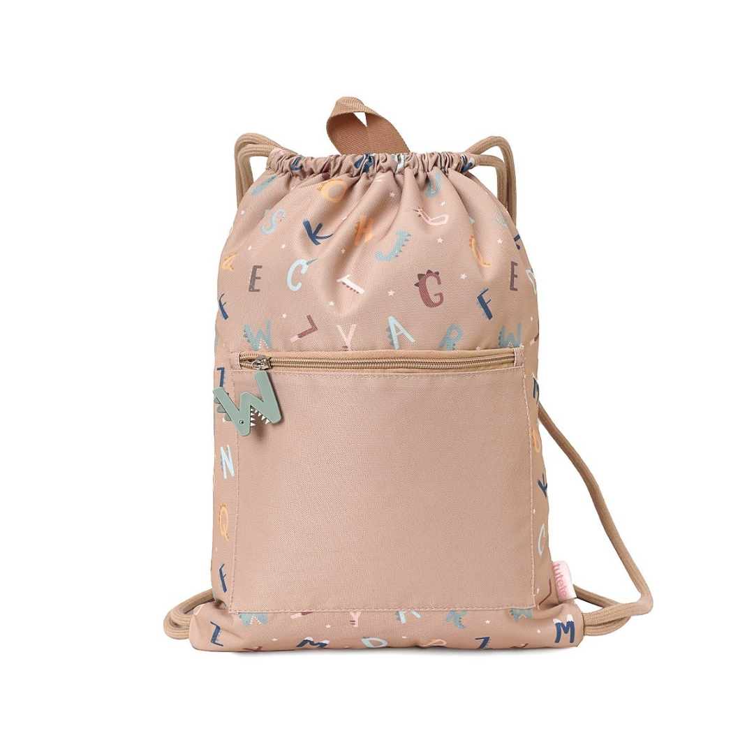 Mochila saco bege clara com padrão colorido de letras e bolso frontal com fecho