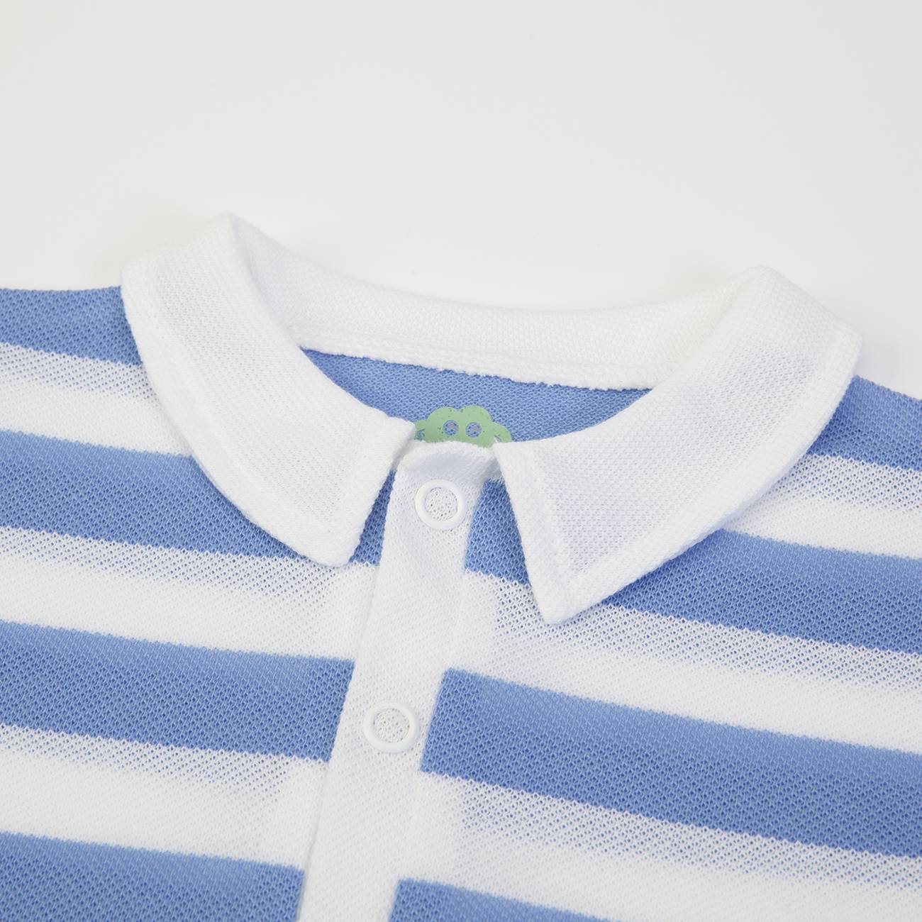 Polo de malha às riscas azul claro e branco com gola branca e botões