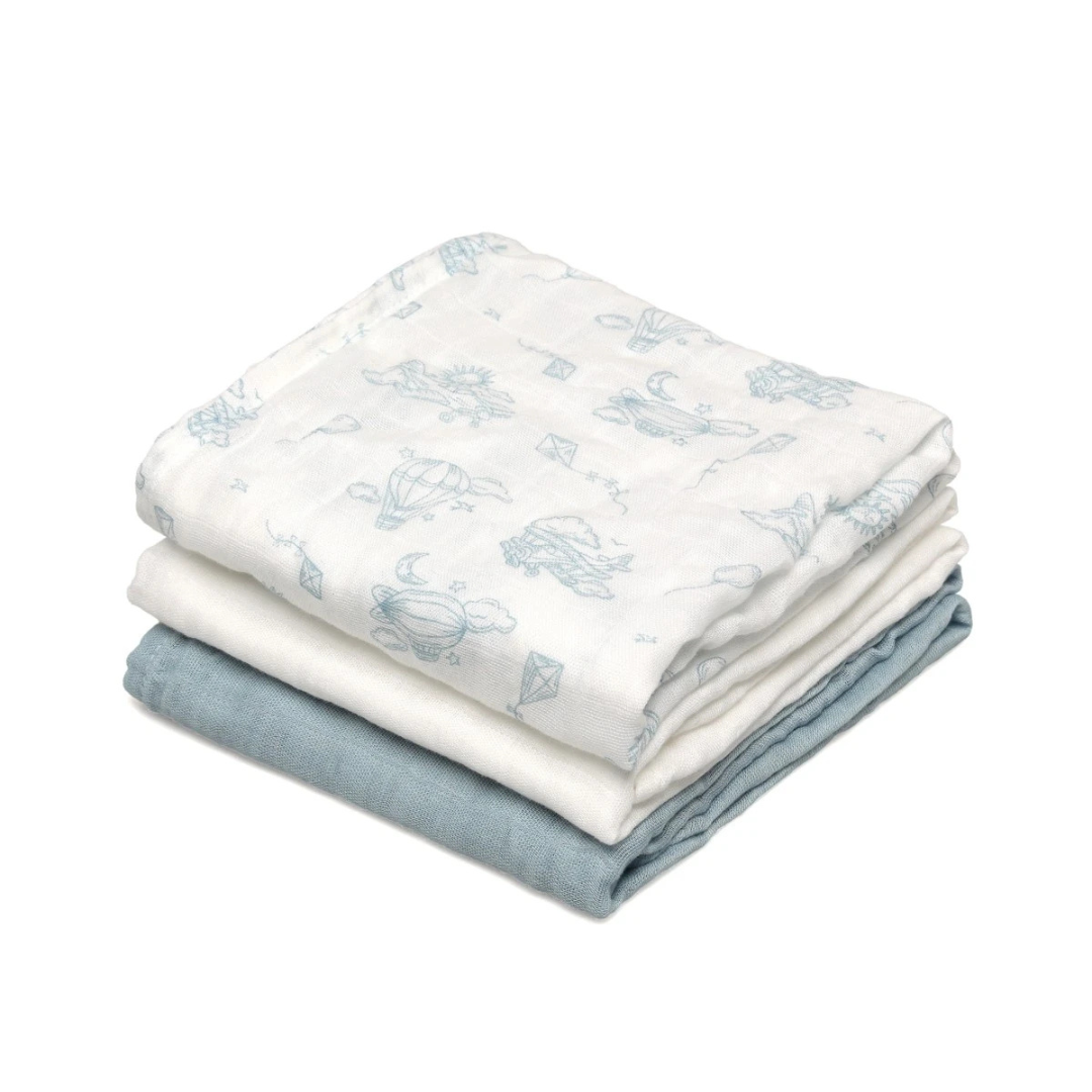 Três panos de algodão dobrados, com padrão e cores azul e branco