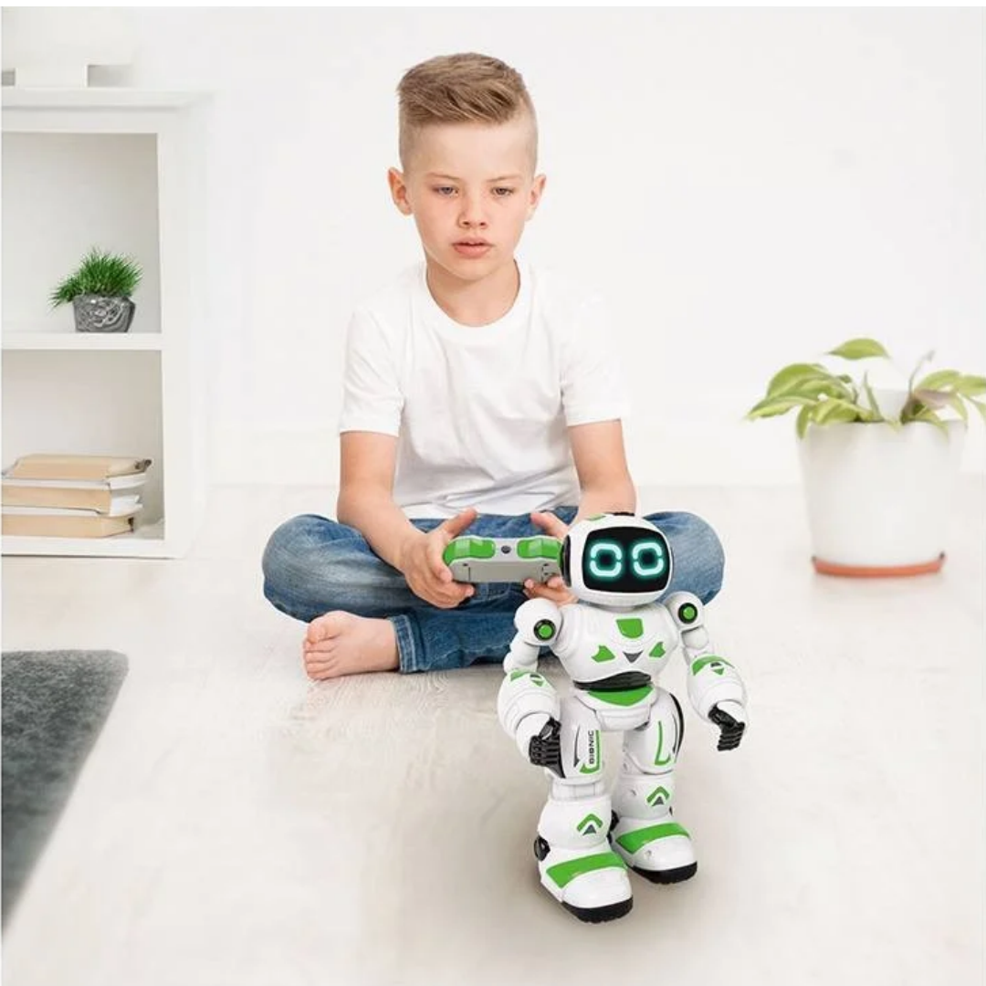 Robô de brinquedo branco e verde com olhos digitais azuis e menino a jogar sentado no chão