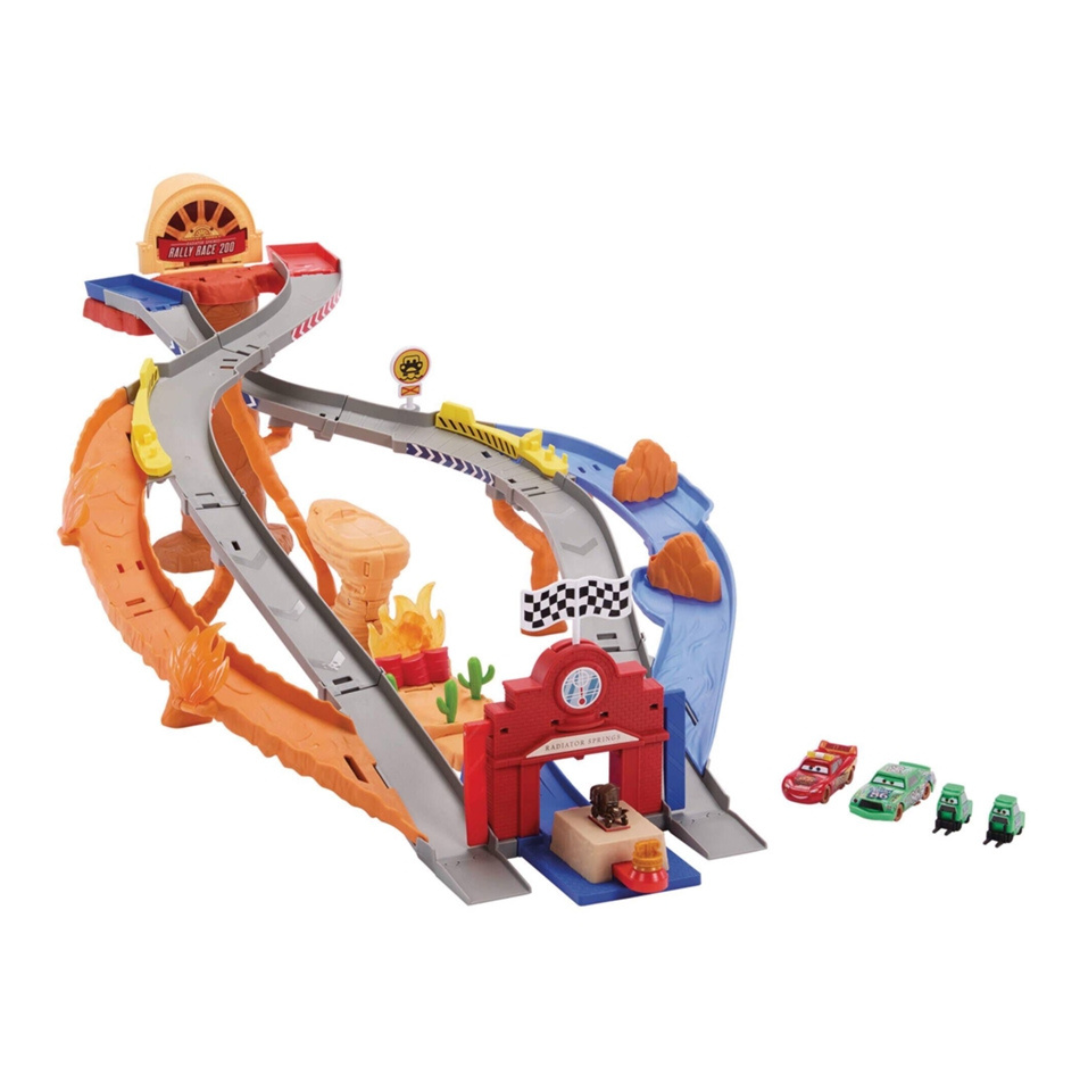 Pista de corrida de brinquedo com carros e elementos decorativos coloridos