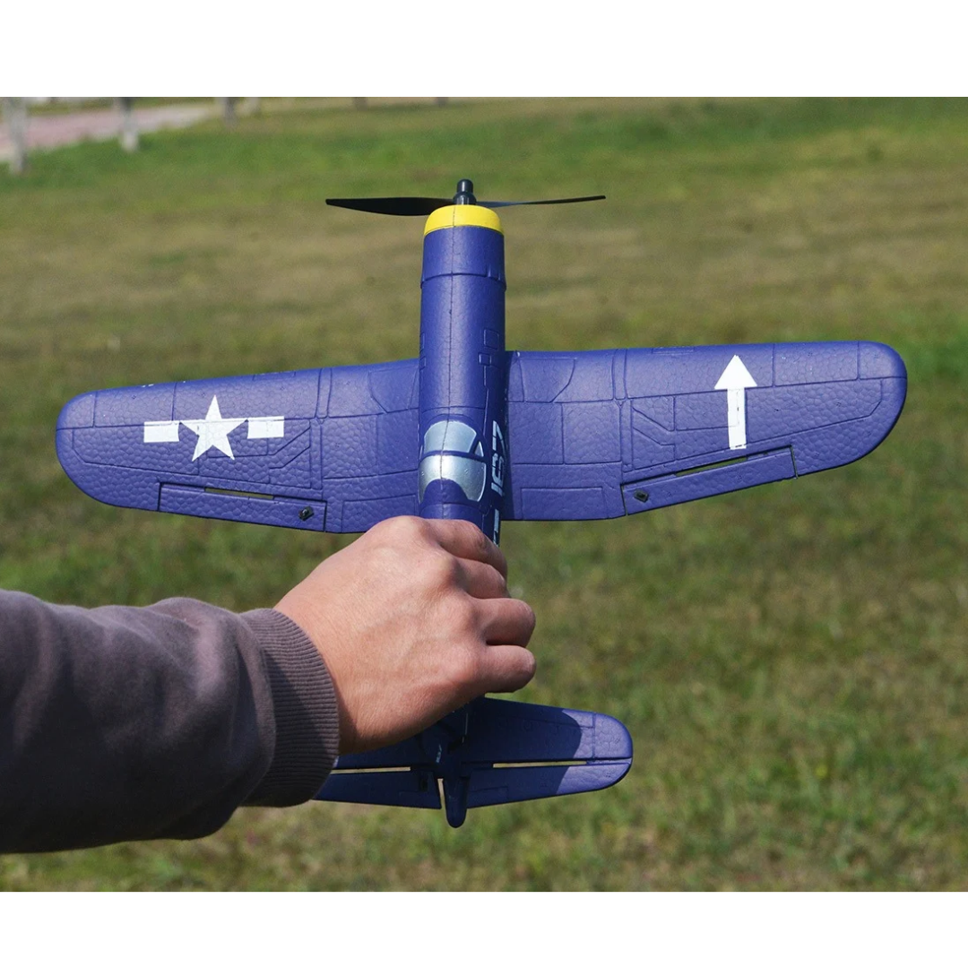 Modelo de avião de brinquedo azul com detalhes amarelos e brancos segurado por uma mão