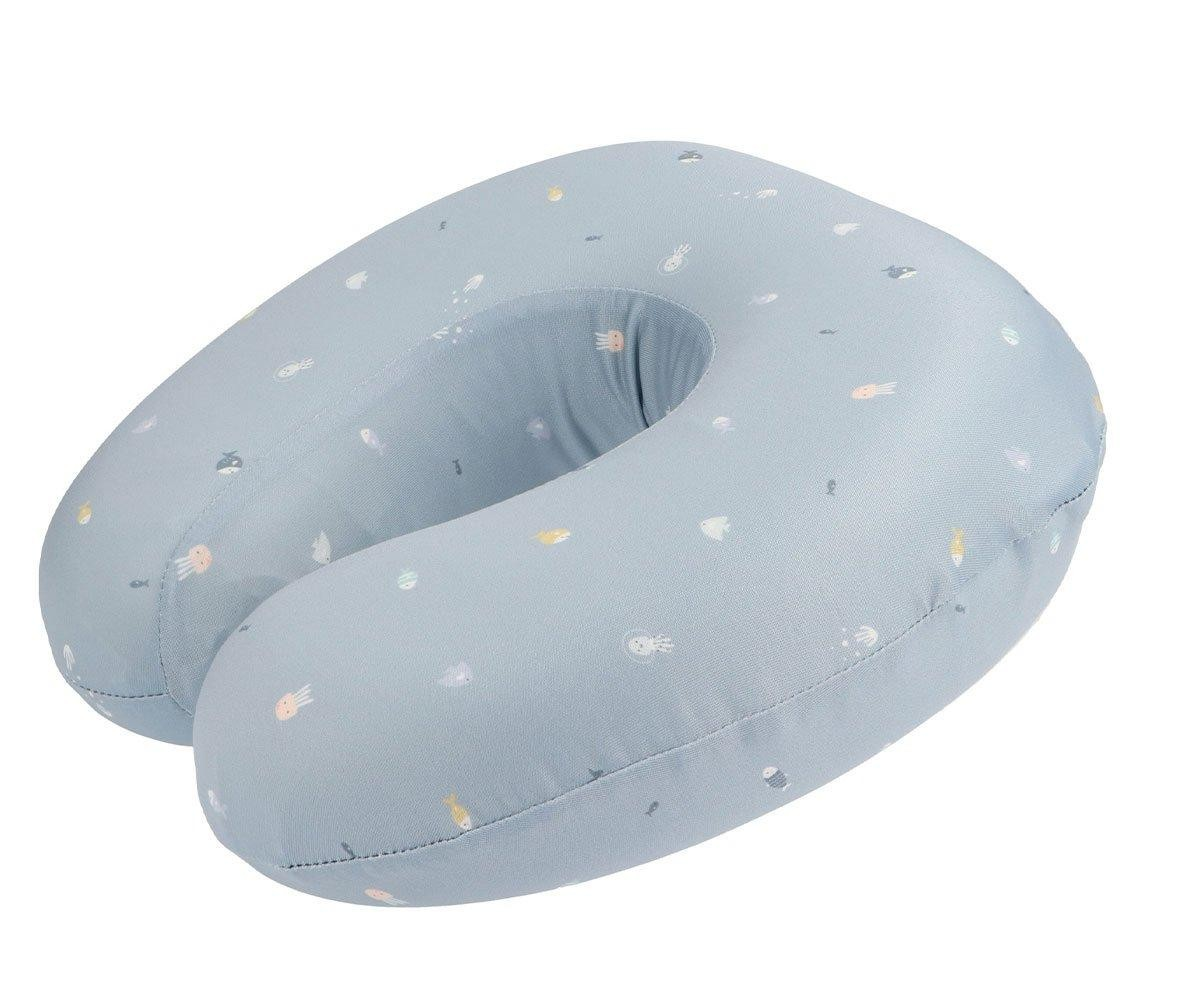 Almofada de viagem cinza formato U com pequenas figuras coloridas.