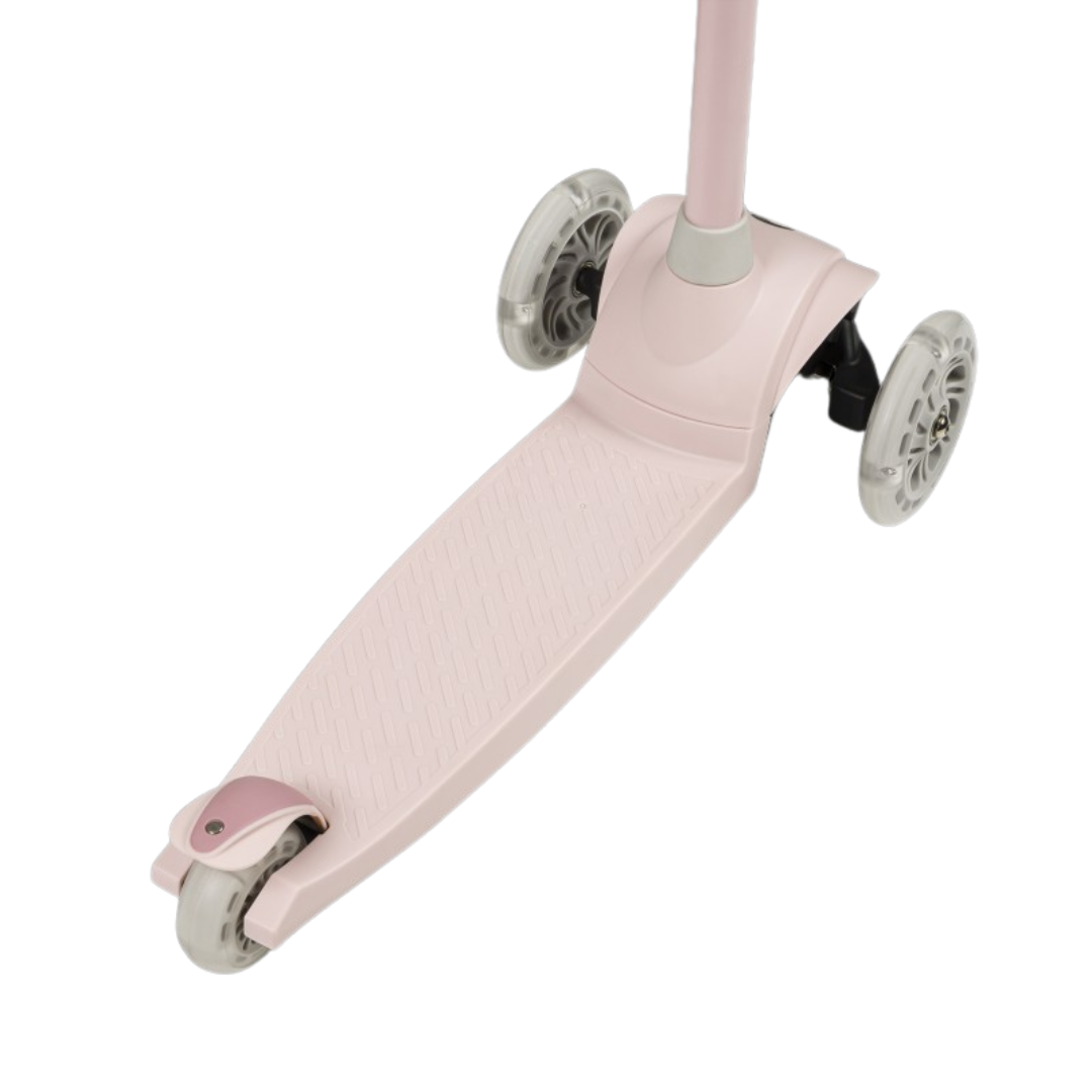 Patinete infantil rosa com três rodas sobre fundo branco