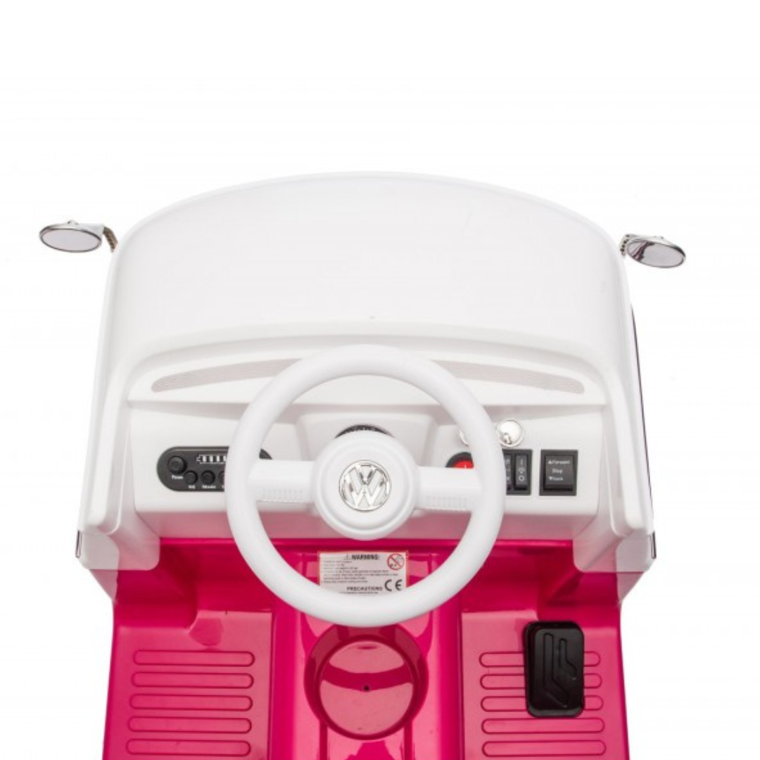 Painel e volante branco do carro infantil com logo VW e painel rosa.