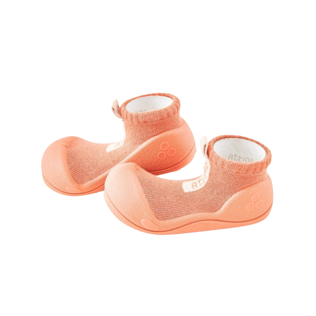 Sapatos infantis tipo meia laranja claro com sola de borracha e tecido elástico.