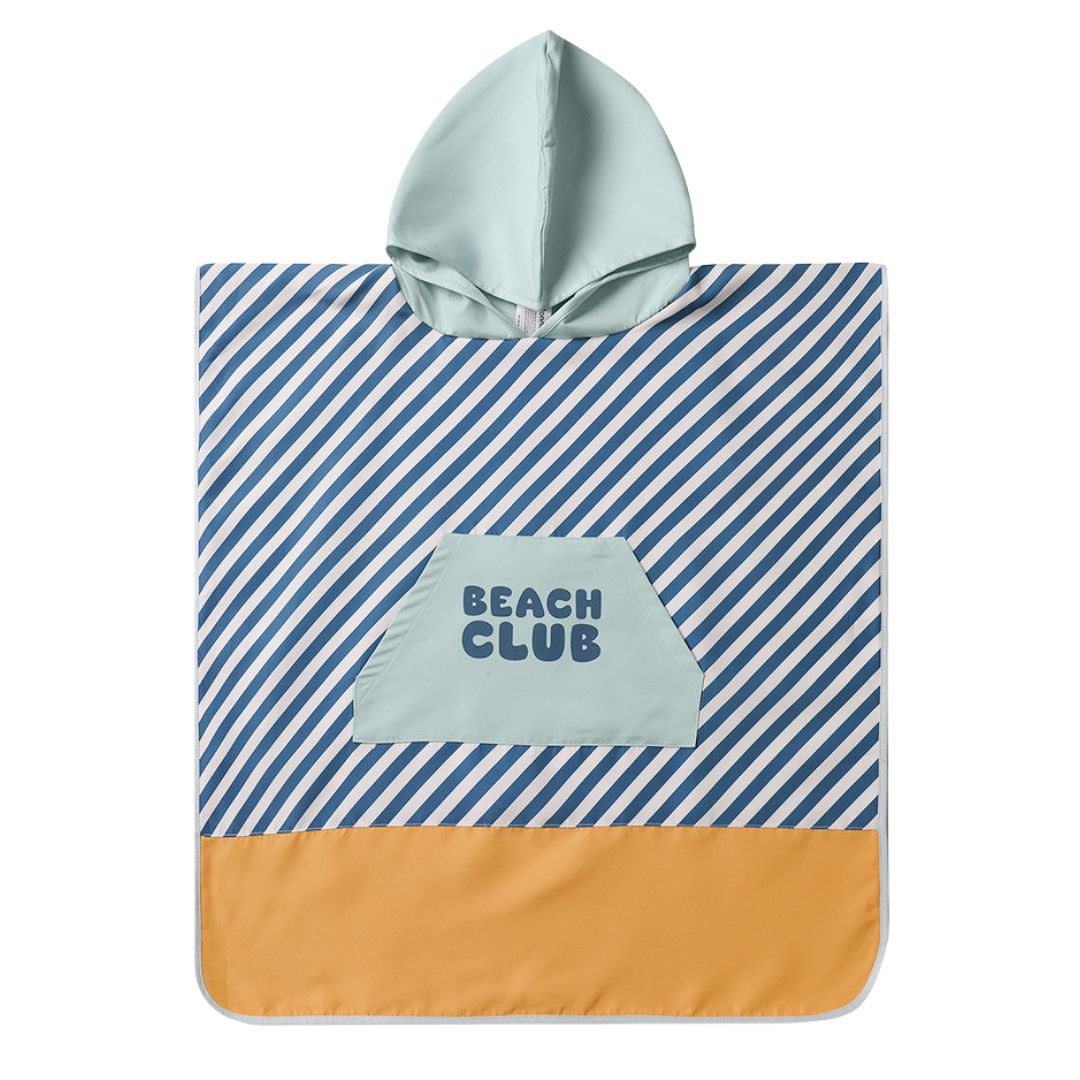 Poncho de praia azul claro com riscas diagonais azuis e brancas, capuz, bolso com texto BEACH CLUB e barra laranja