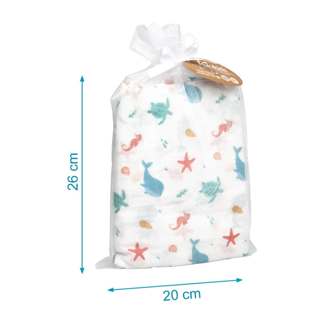 Fralda de tecido branca com padrão de animais marinhos e embalagem transparente