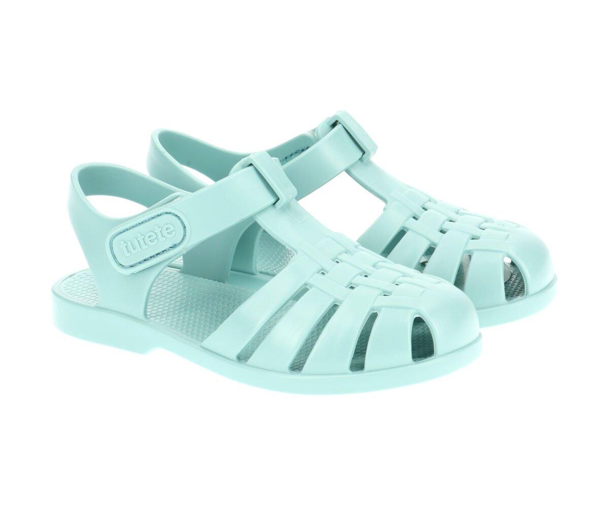 Sandálias de plástico azul claro com fecho ajustável e design enlaçado