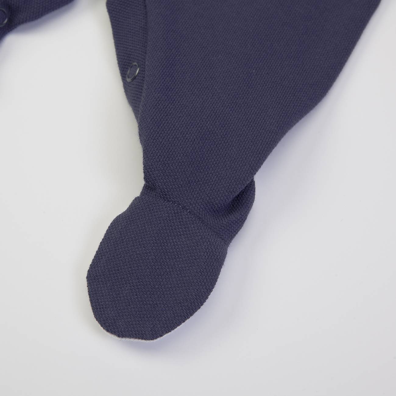 Tecido azul escuro com textura tipo malha groselha com ponta arredondada sobre fundo branco