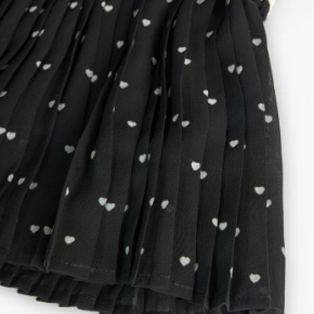 Saia preta plissada com corações brancos pequenos
