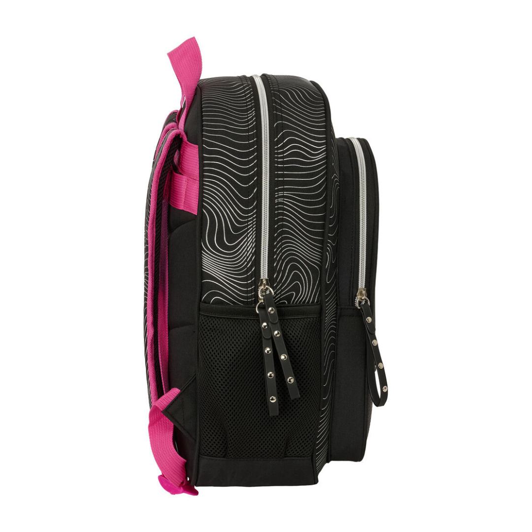 Mochila preta com padrão de linhas brancas e detalhes cor-de-rosa