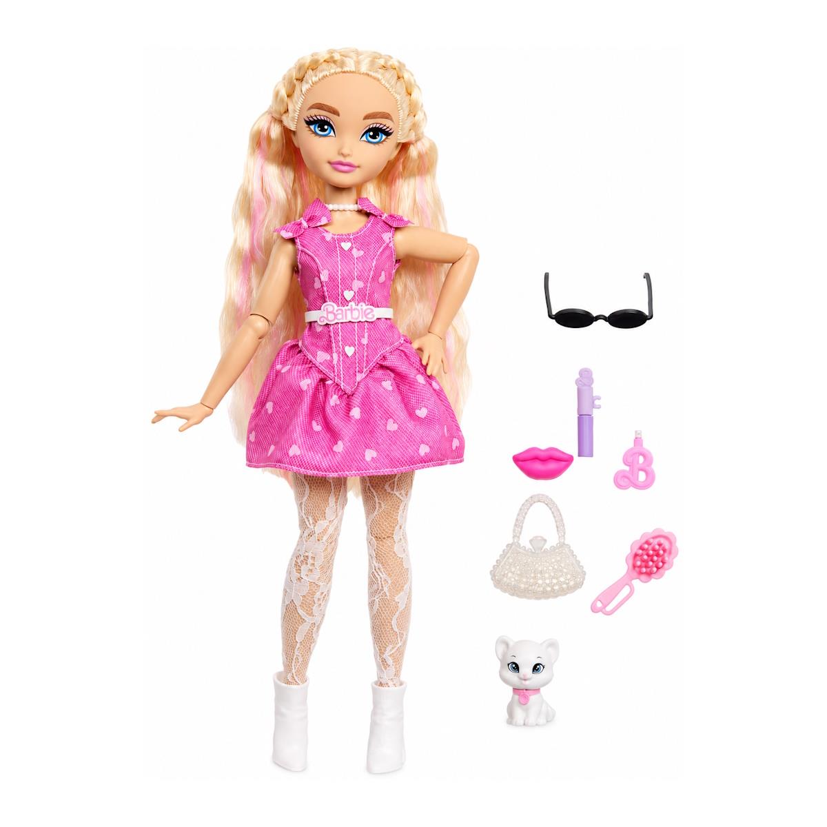 Boneca Barbie com vestido rosa de corações e vários acessórios à direita