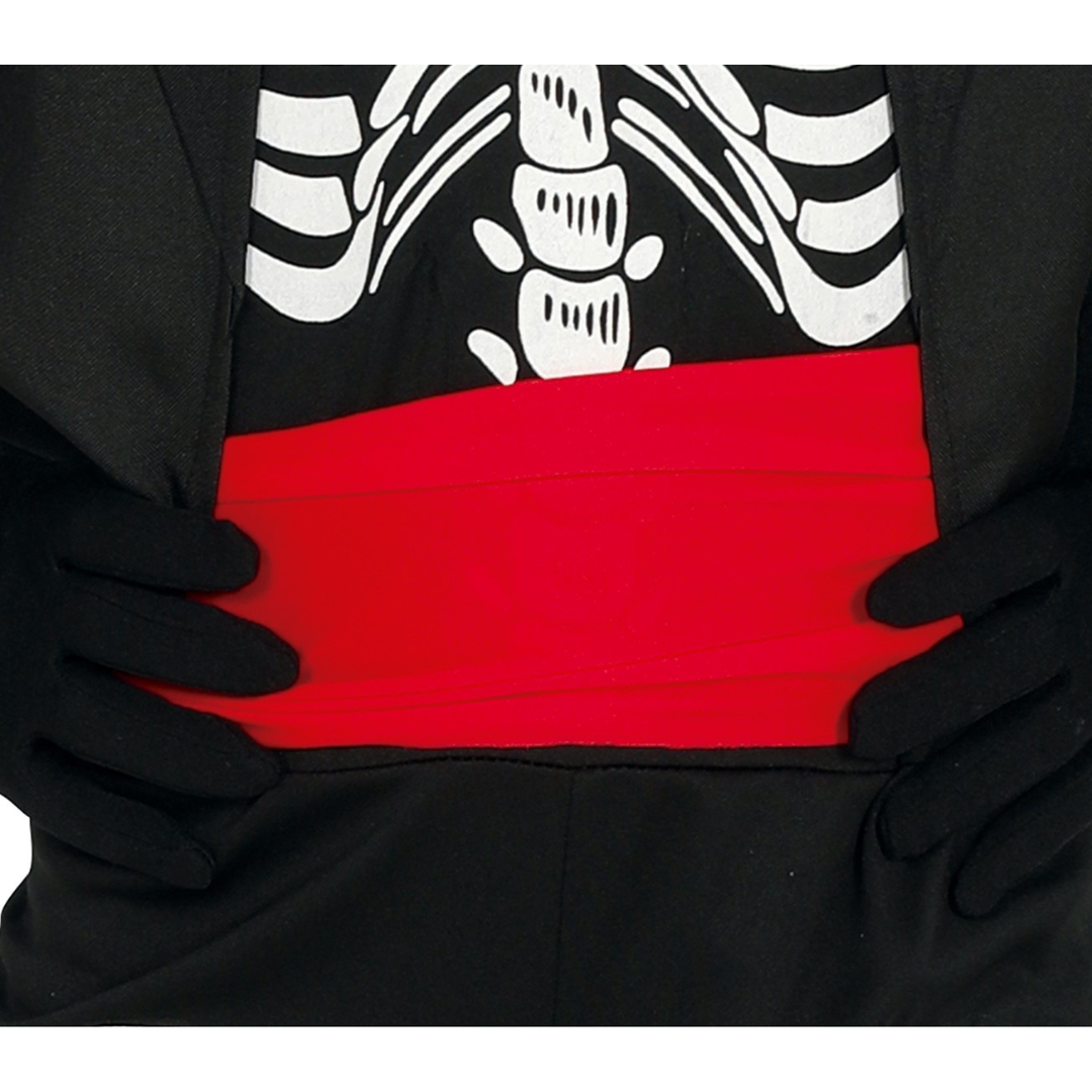 Pessoa com roupa preta de esqueleto e faixa vermelha à cintura.