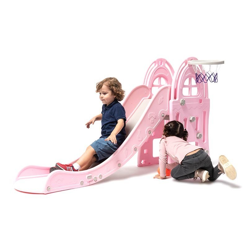 Escorrega infantil cor-de-rosa com cesto de basquete e duas crianças a brincar