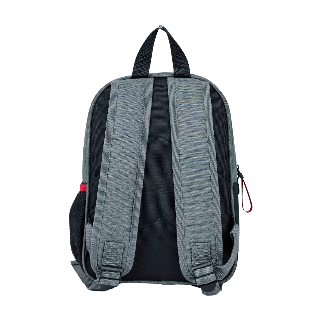 Mochila cinzenta e preta vista de costas com alças almofadadas e detalhes em vermelho