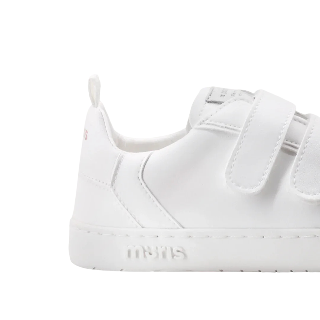 Ténis brancos de pele com fecho de velcro e marca moris na sola
