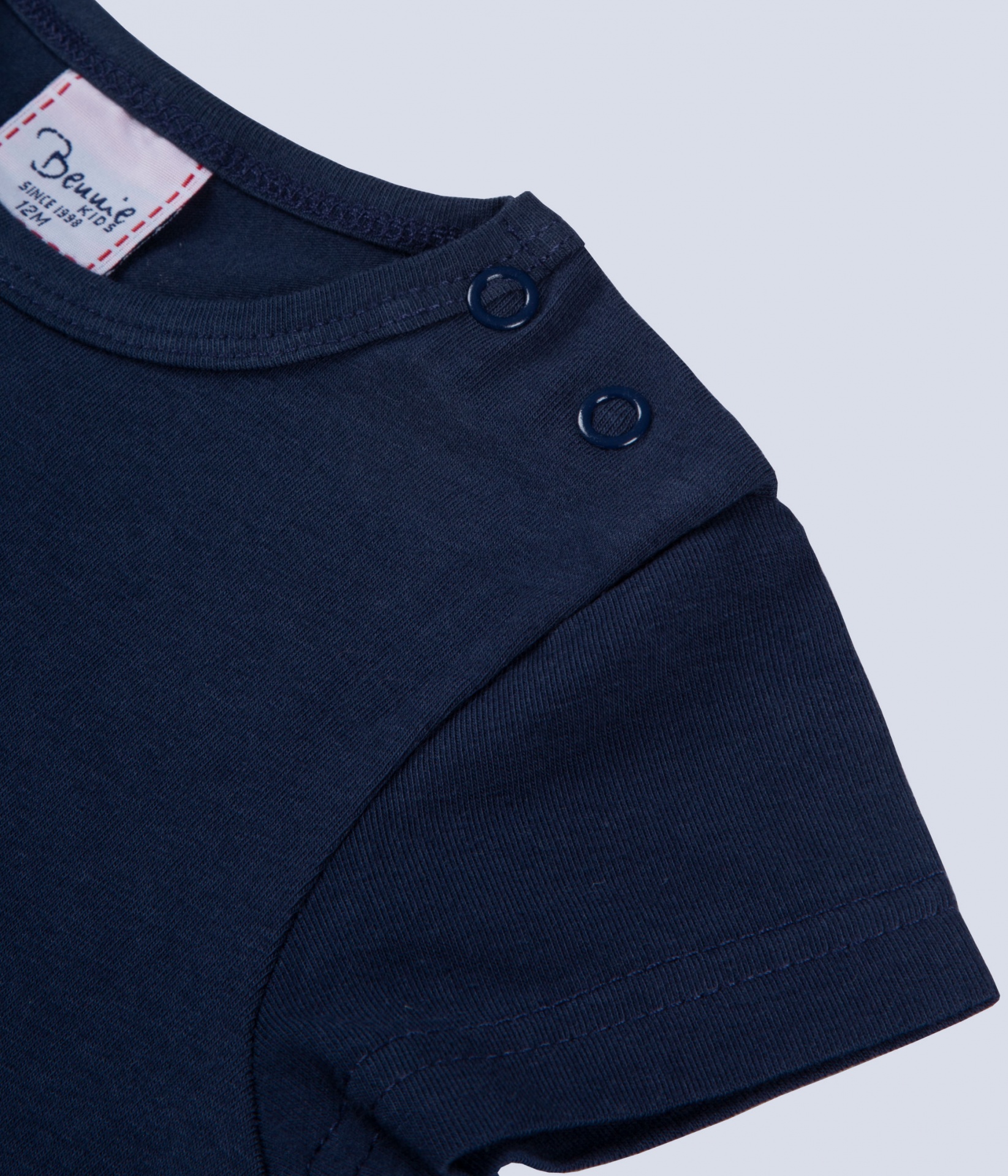 Camisola de bebé azul escuro com fecho de pressão no ombro direito