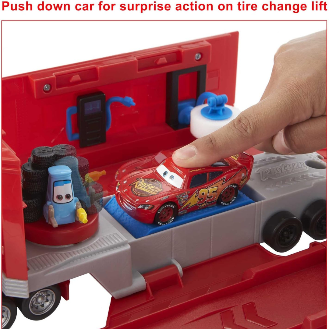 Miniatura de carro vermelho com olhos número 95 numa oficina de brinquedo vermelha com pneus e figura azul.
