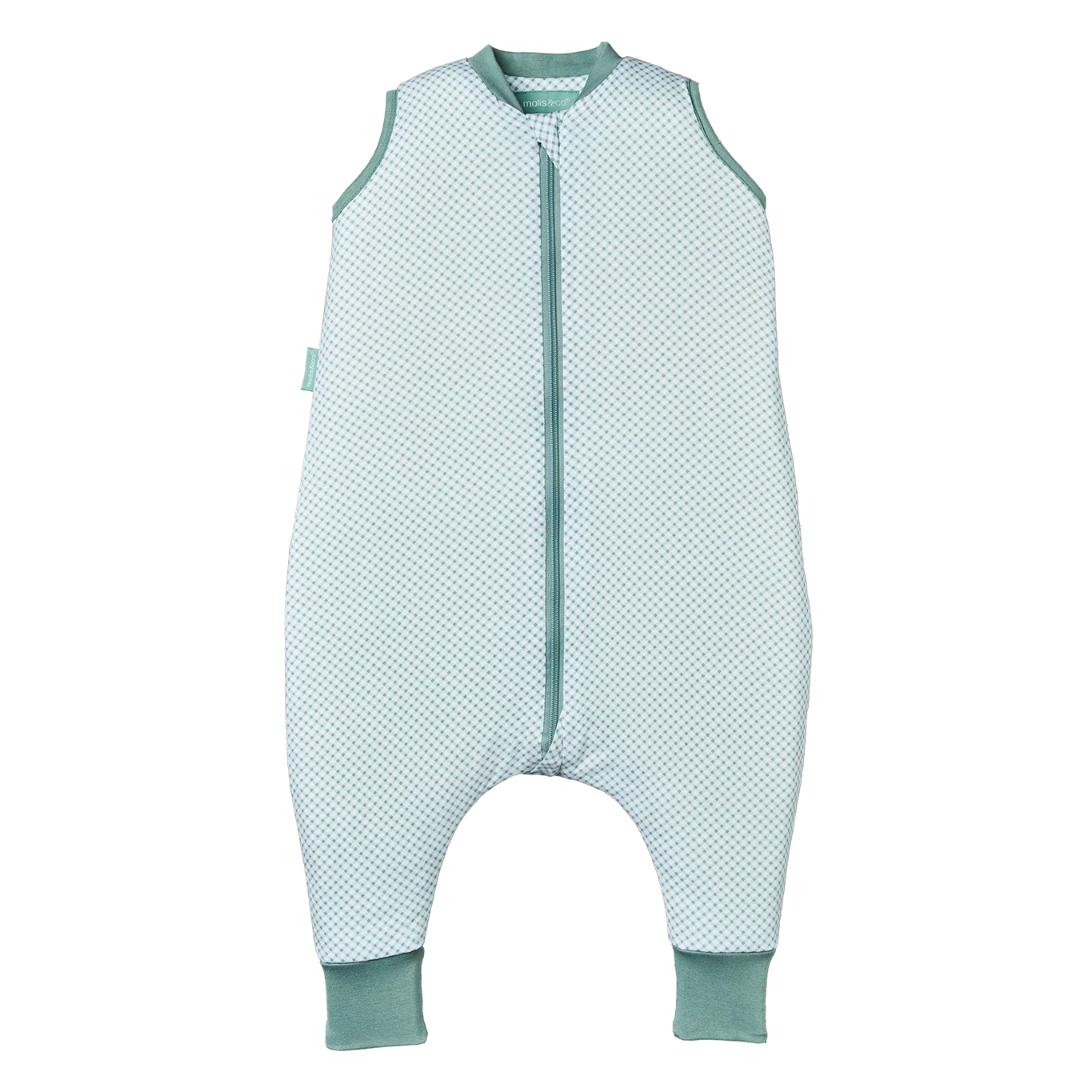 Macacão de bebé azul claro com padrão de quadrados e detalhes verdes