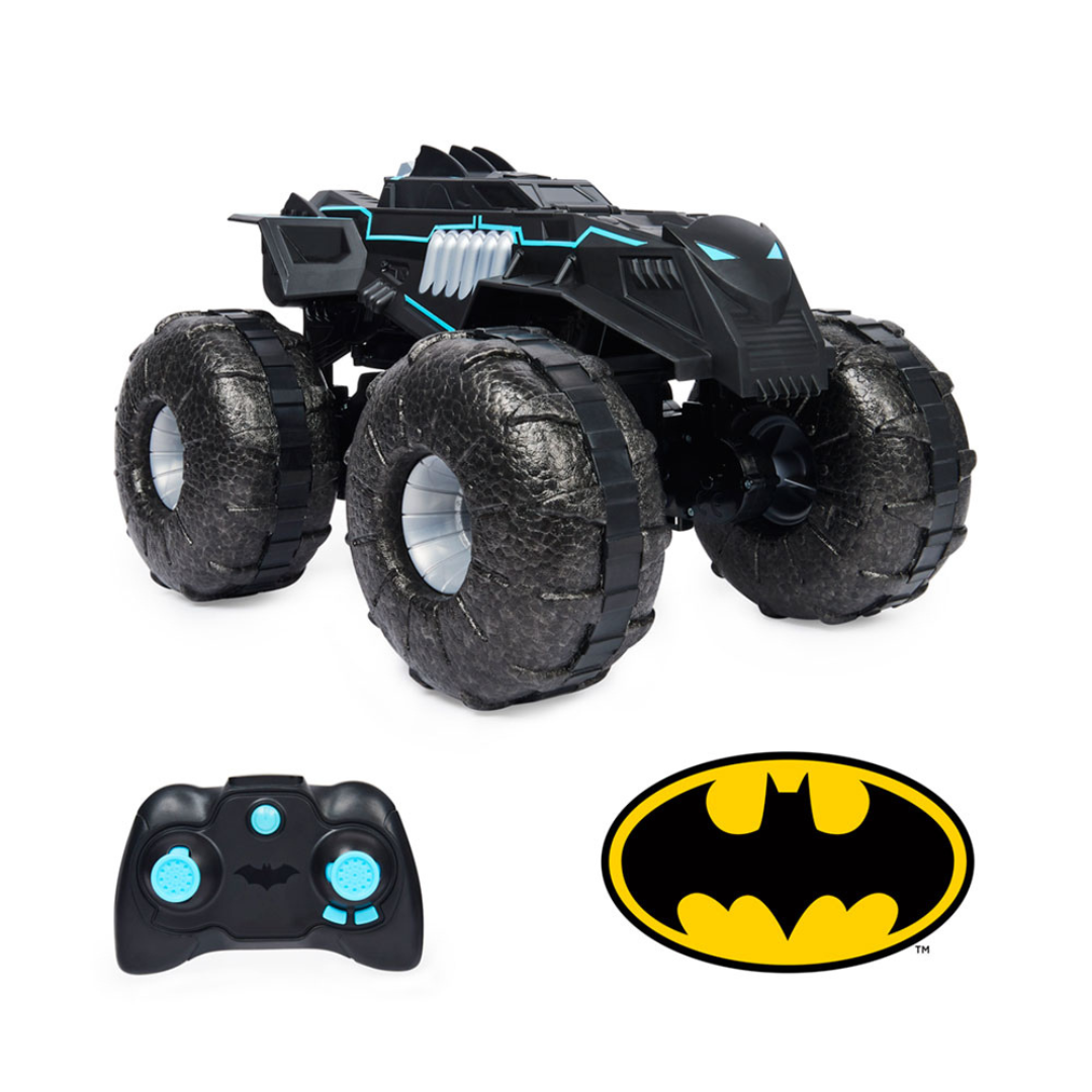 Carro telecomandado preto com controle e símbolo do Batman