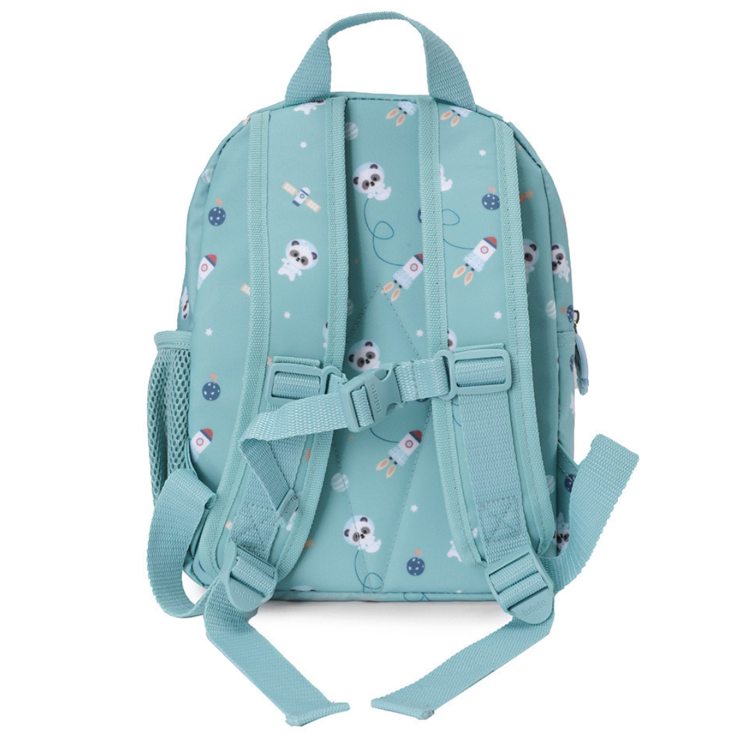 Mochila infantil azul com padrão de ursos astronautas e foguetes vista pelas costas