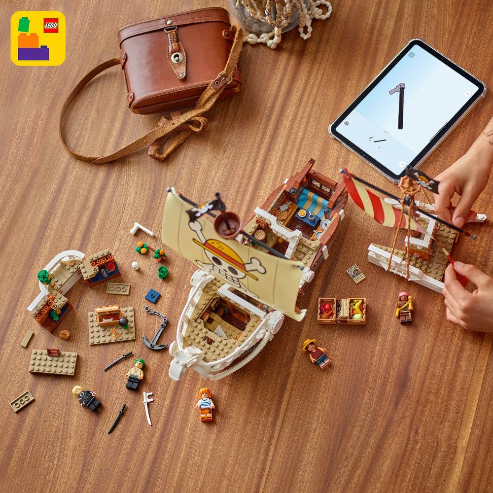 Lego de barco pirata, minifiguras e acessórios sobre mesa de madeira