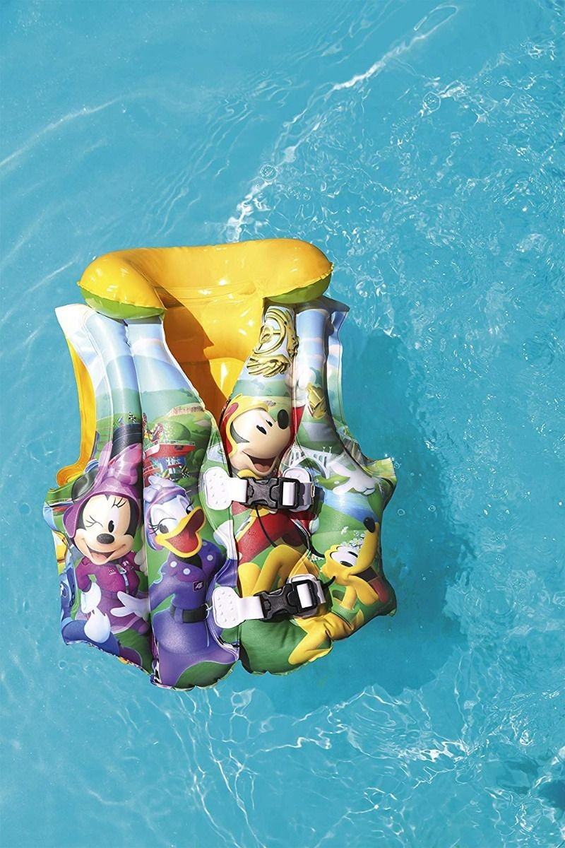 Colete insuflável infantil Disney com personagens coloridas na piscina