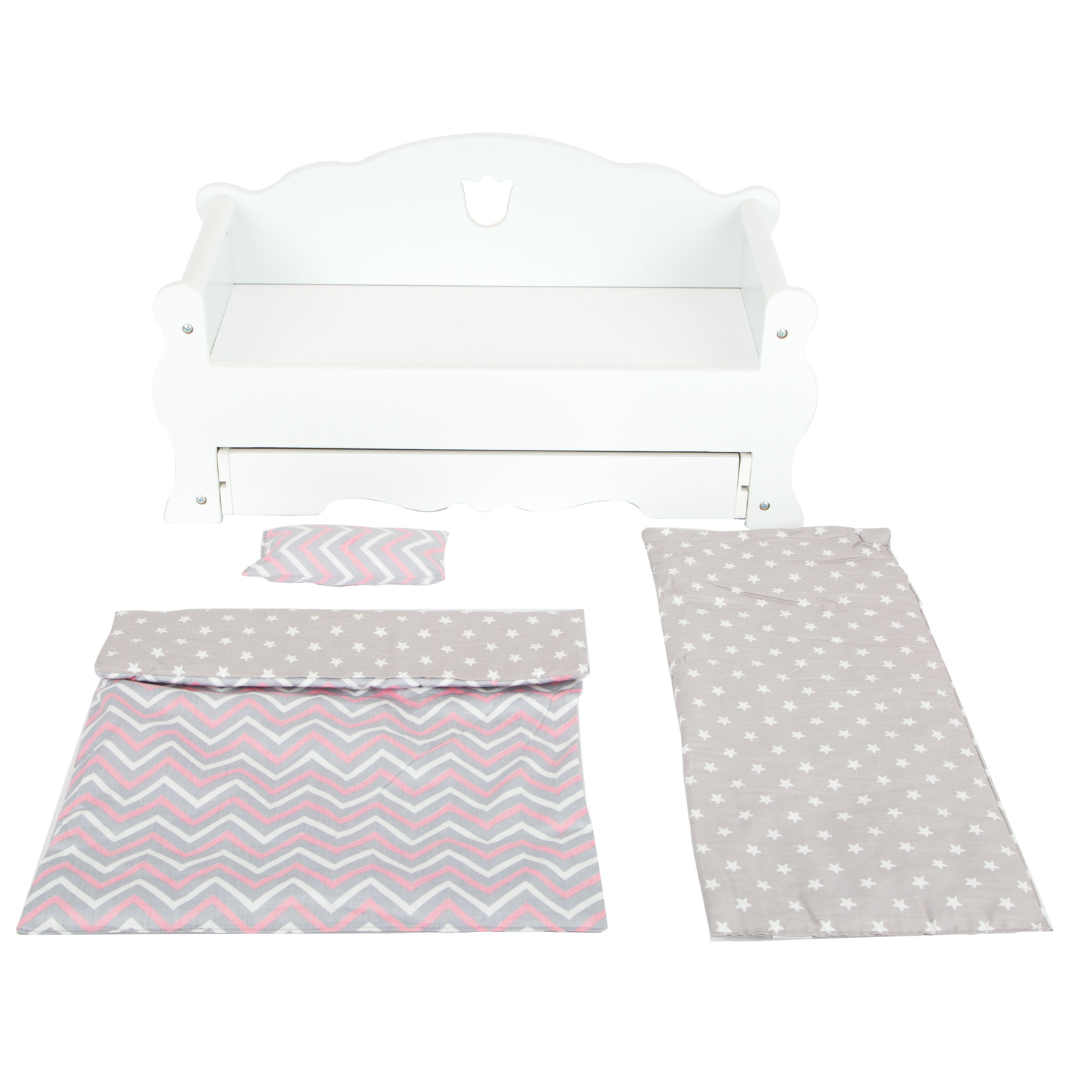 Cama de bonecas branca com roupa de cama estampada com estrelas e zig-zag