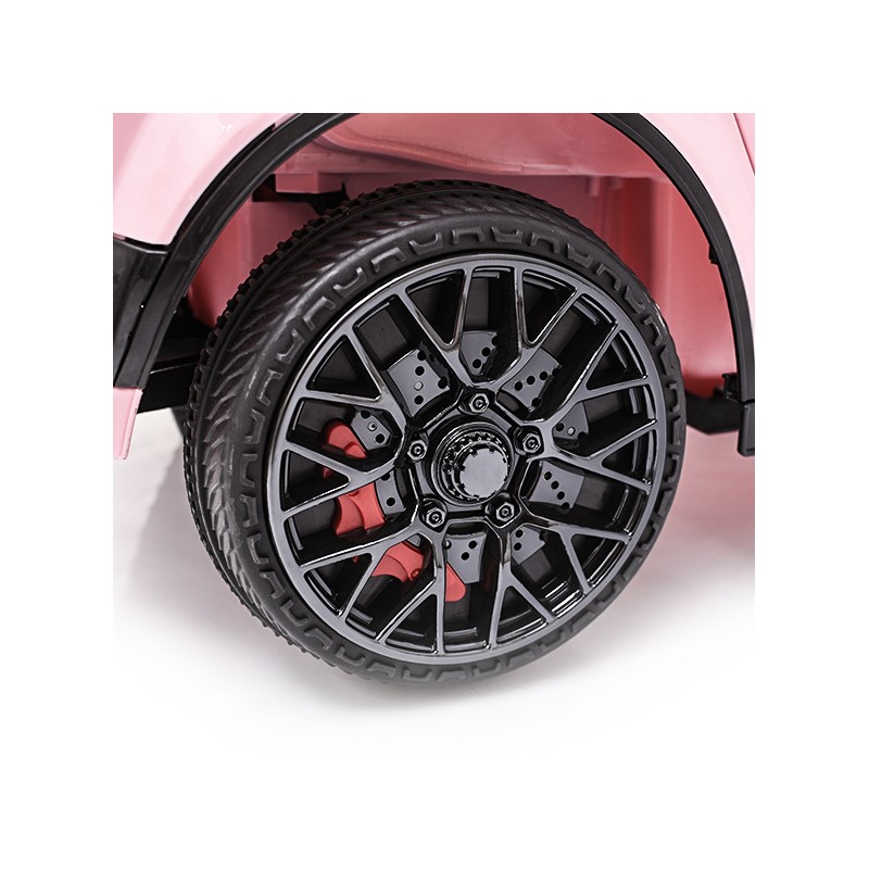 Roda preta detalhada de brinquedo num veículo infantil rosa