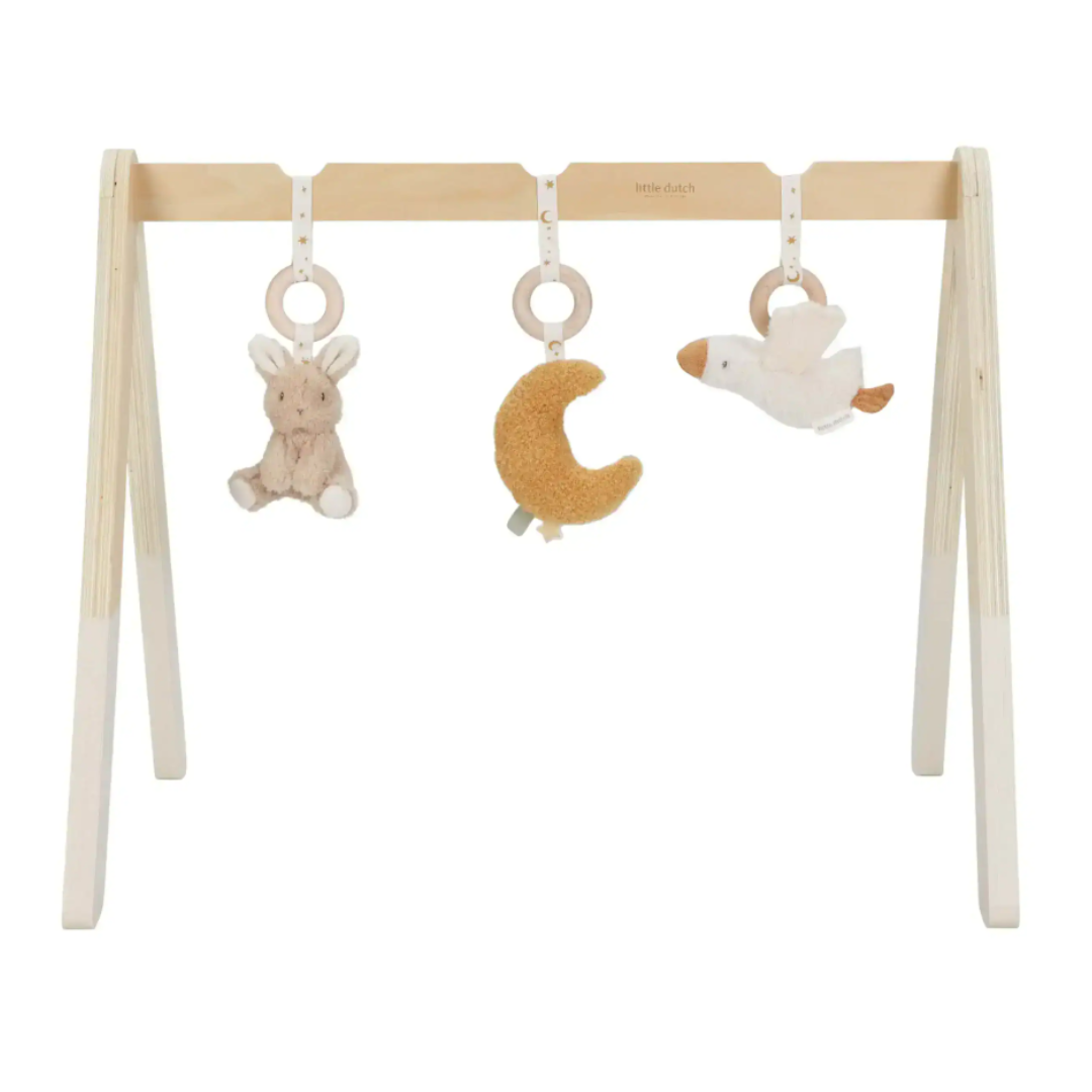 Estrutura de madeira para bebé com brinquedos pendurados: coelho, lua e pato