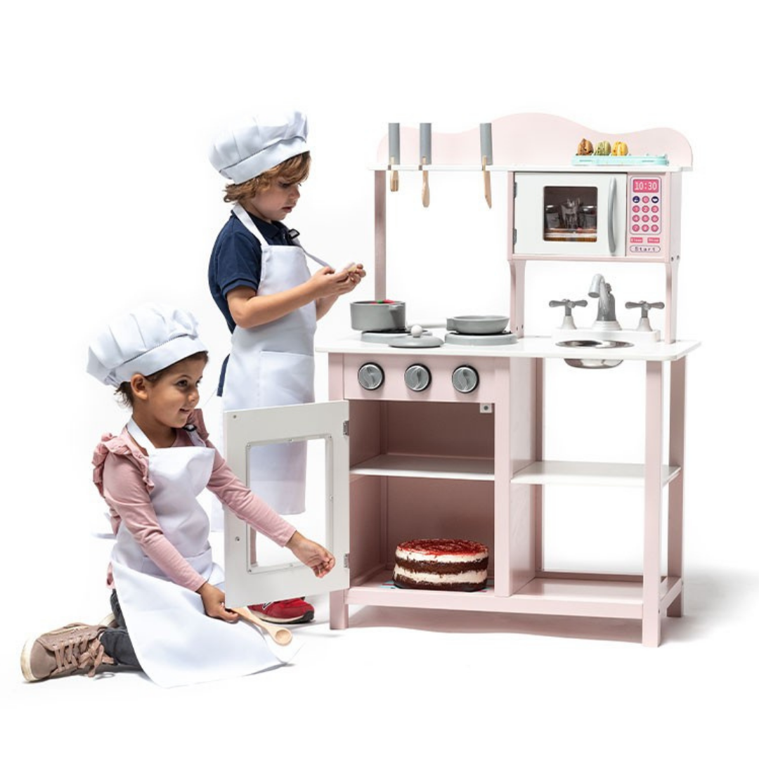crianças a brincar com cozinha de brinquedo rosa e branca