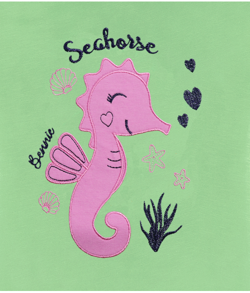 Estampa de cavalo-marinho rosa com texto e elementos marinhos numa superfície verde