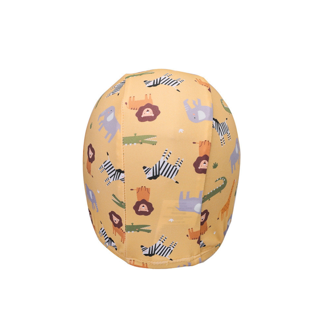 Gorro amarelo com padrão de animais coloridos.