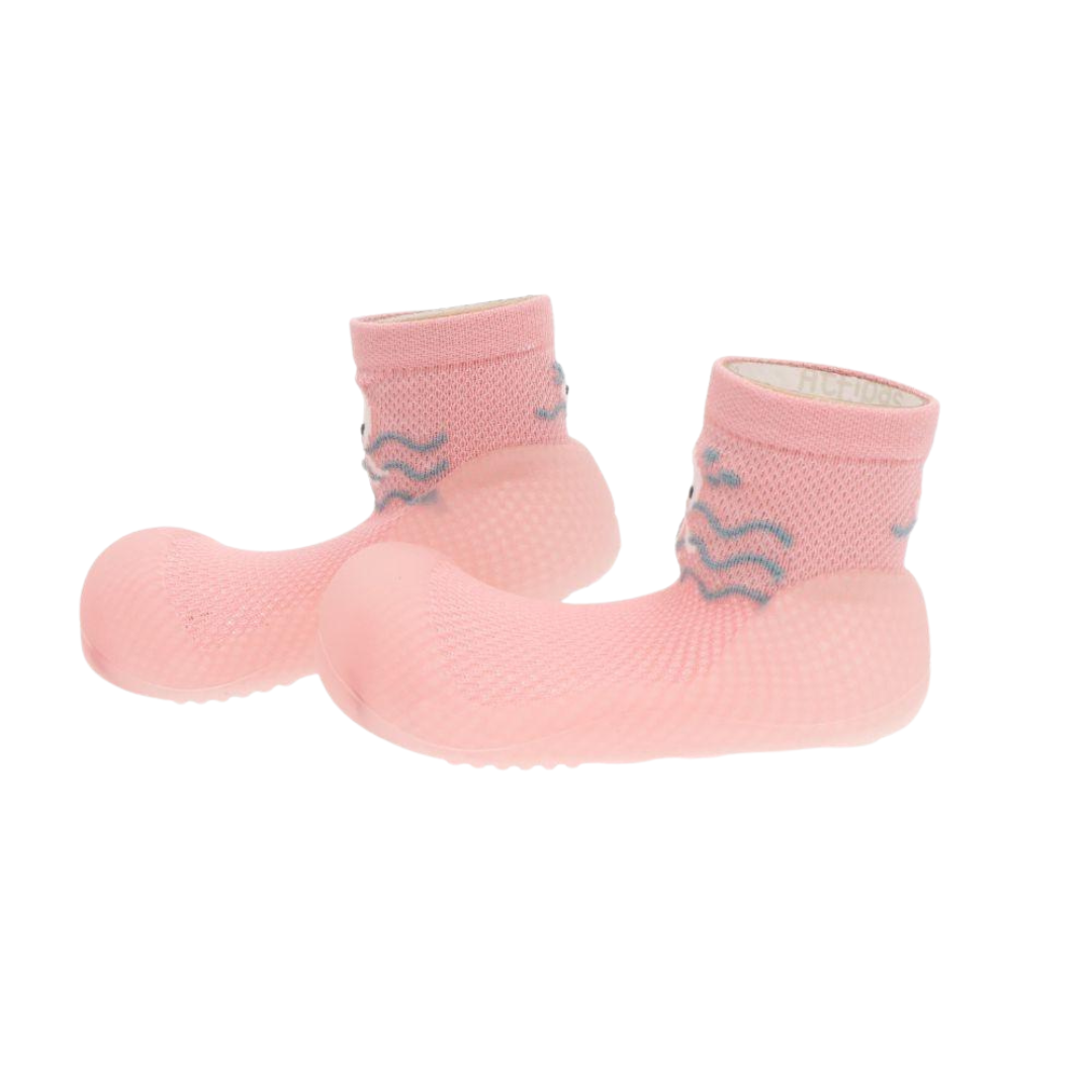 Meias antideslizantes cor-de-rosa com padrão ondulado cinza e sola texturizada