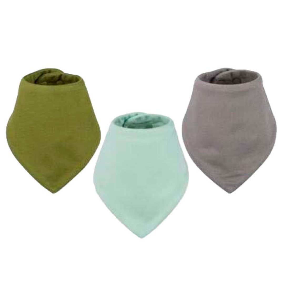 Três babetes triangulares coloridos em tecido