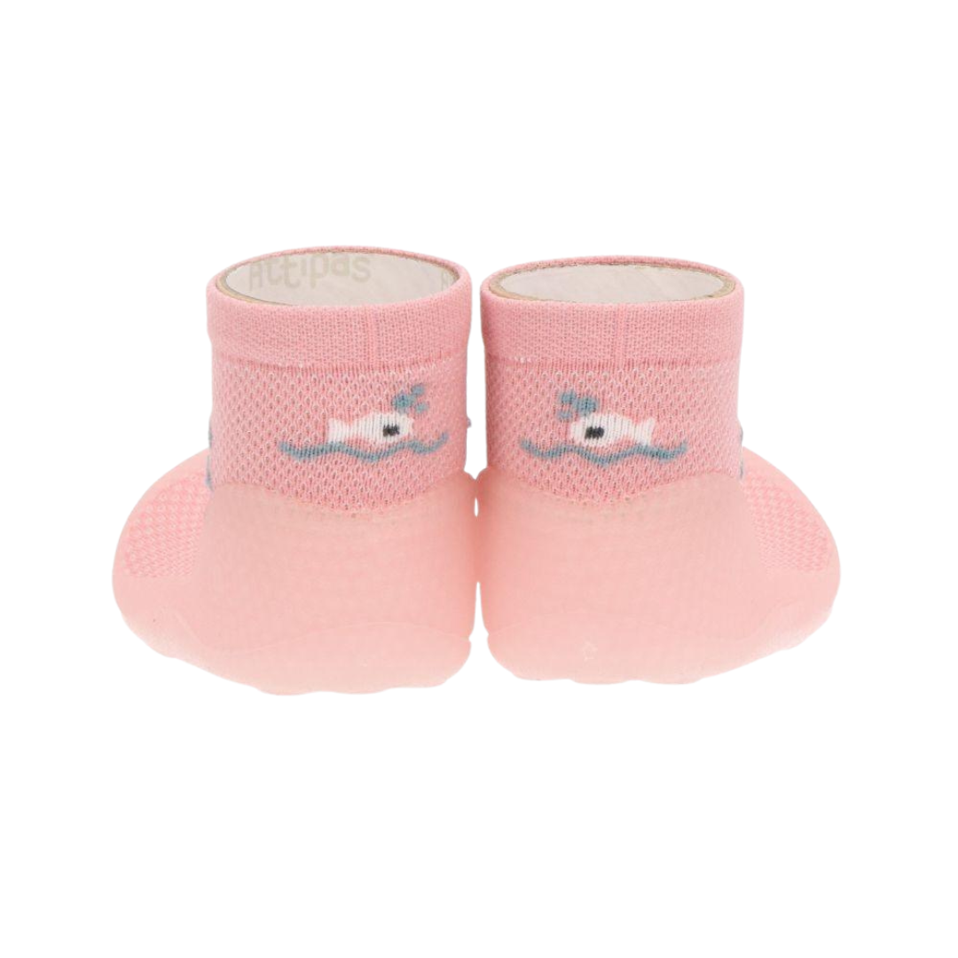 Meias de bebé cor-de-rosa com padrão de peixe e solas antiderrapantes.