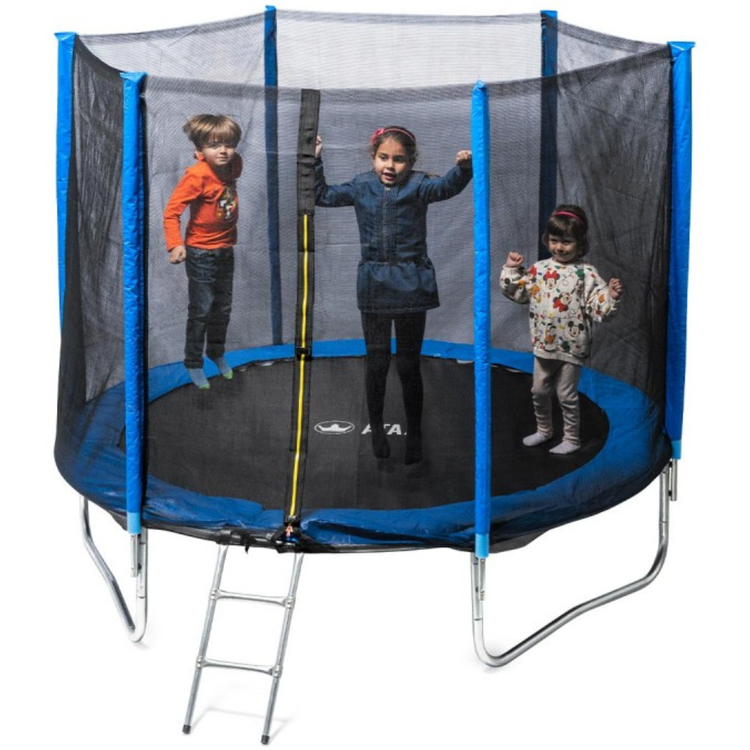 Trampolim com rede de proteção e três crianças a brincar