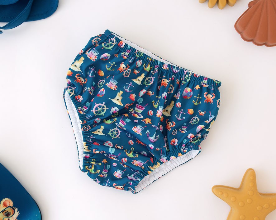 Cueca de banho azul com padrão de animais marinhos coloridos e objetos náuticos.