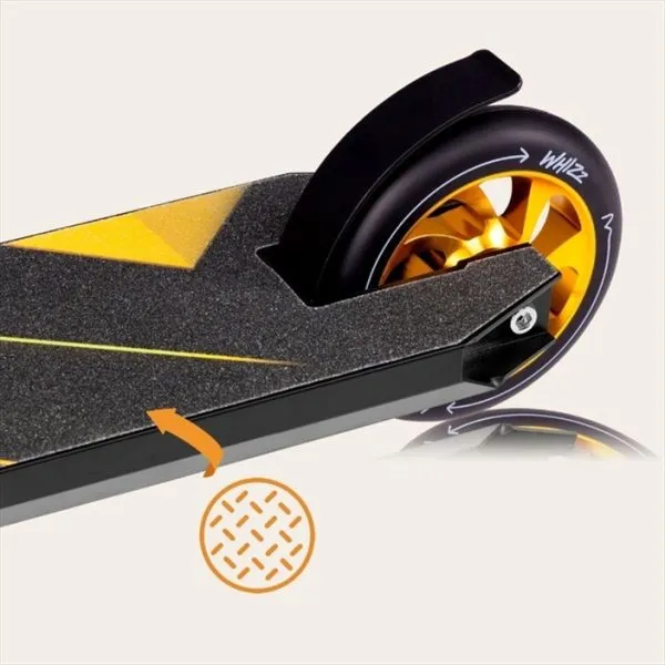 Roda traseira preta e dourada numa base com superfície antiderrapante preta e amarelo
