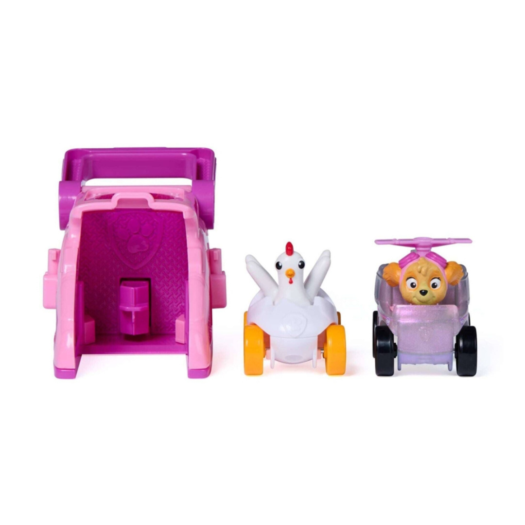 Três brinquedos coloridos de plástico em fundo branco