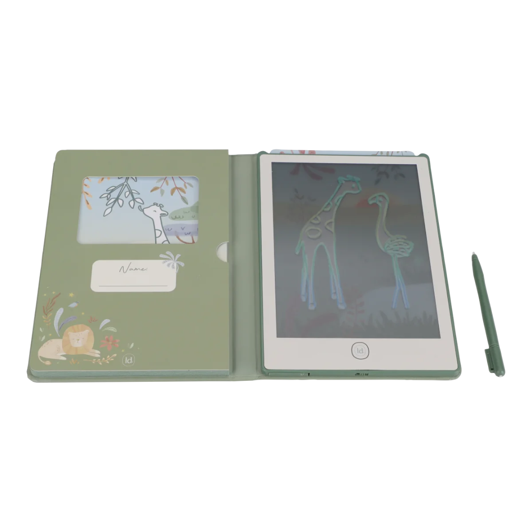 Tablet digital com capa verde e caneta, desenhos de animais e etiqueta para nome