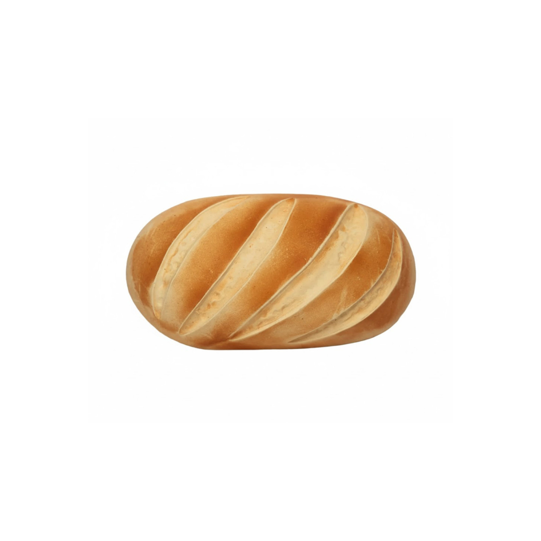 Pão branco oval com cortes diagonais e crosta dourada