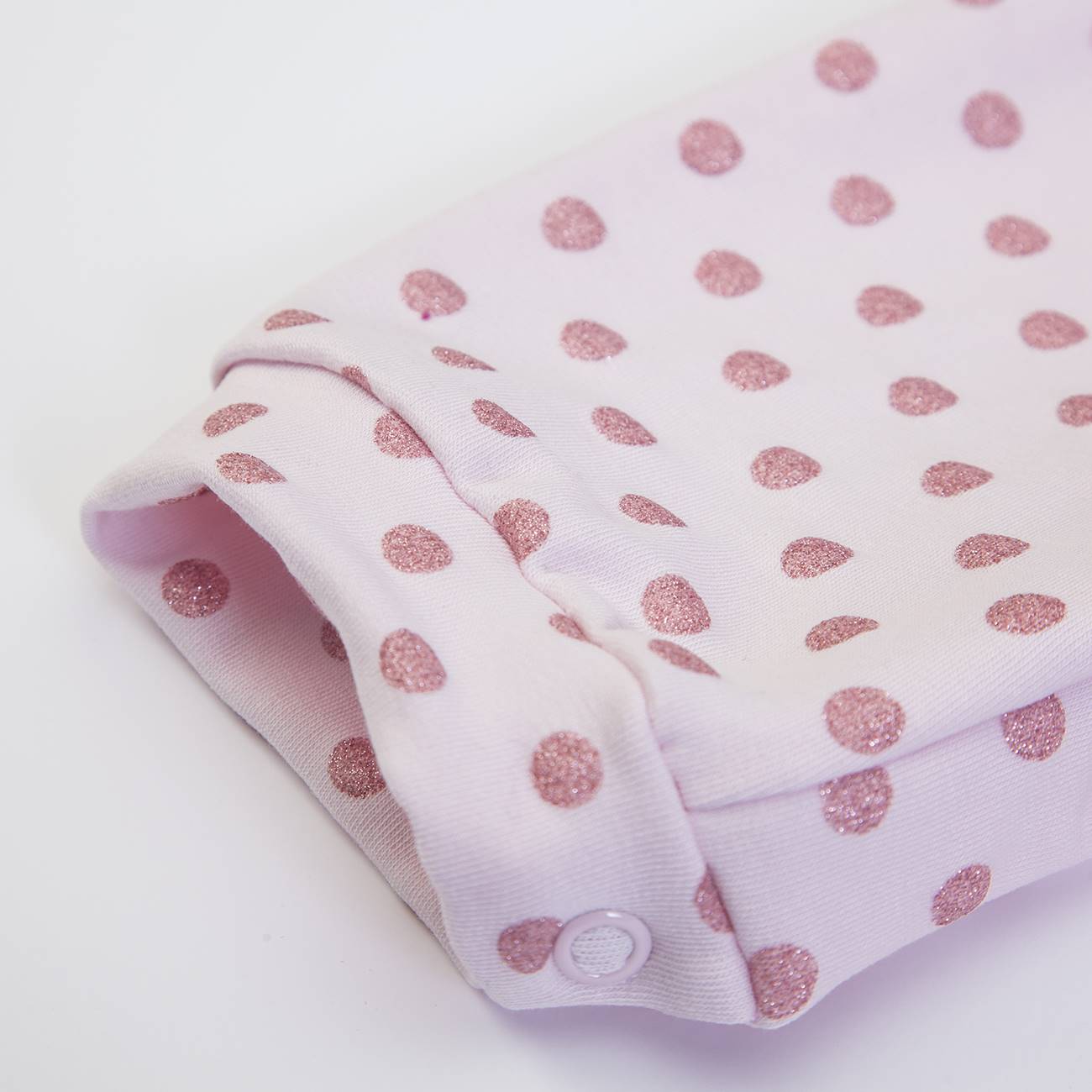 Manga de roupa rosa claro com bolinhas cor-de-rosa metálicas e botão
