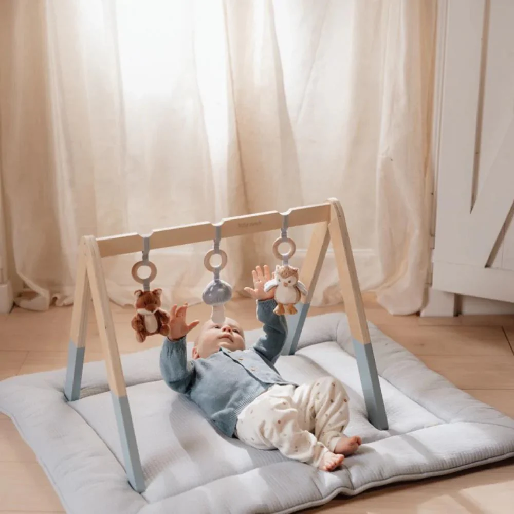 Ginásio de bebé com figuras de peluche penduradas e tapete almofadado cinzento claro
