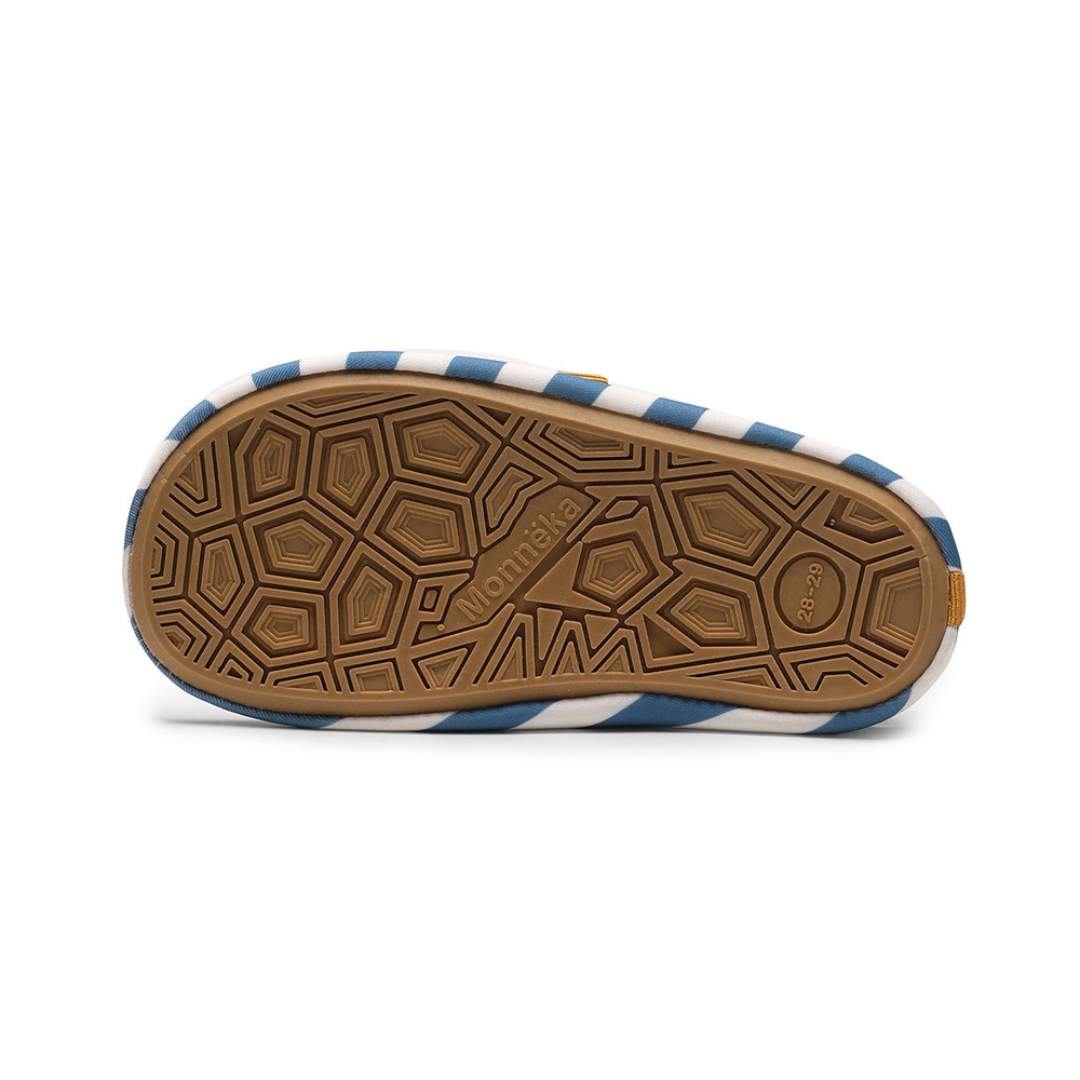 Sola de sapato ou pantufa com padrão geométrico e borda listrada azul e branca