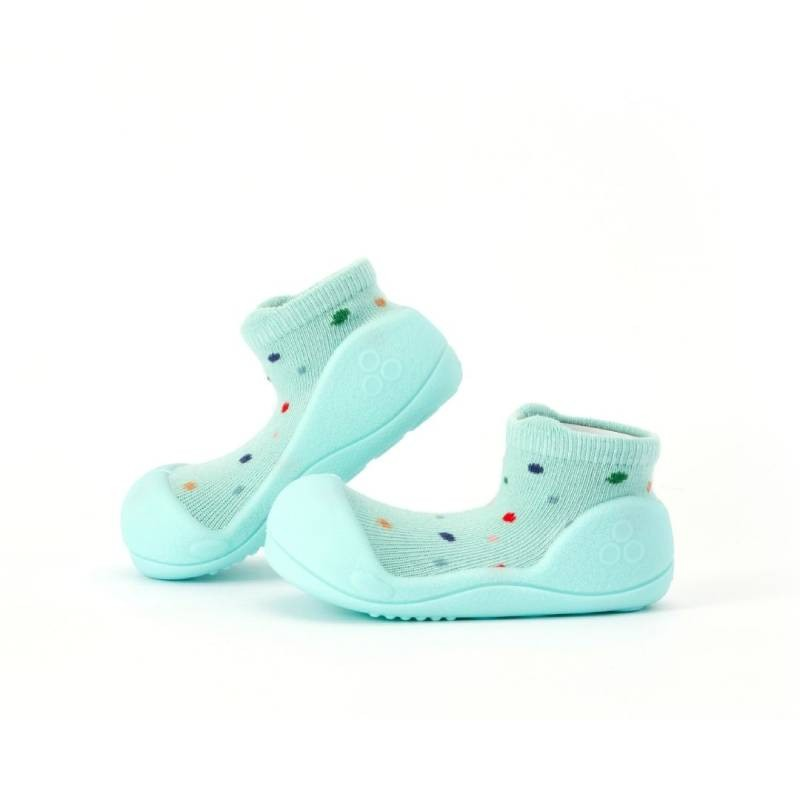Sapatilhas de bebé azul claro com pontos coloridos e sola antiderrapante
