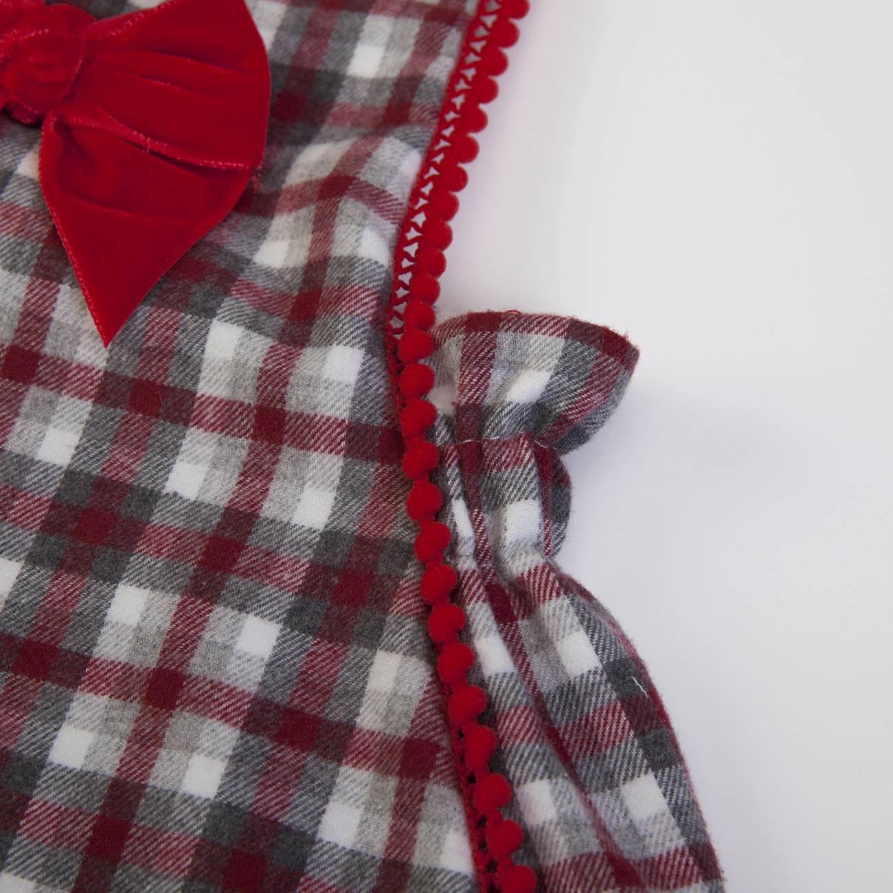 Tecido xadrez vermelho, cinza e branco com borda vermelha e laço de cetim vermelho